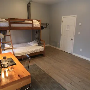 https://the-clarence-park.niagara-fallshotels.com